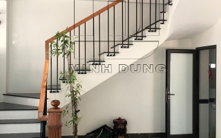 Thi công cầu thang sắt tay vịn gỗ tại Vinhomes Long Biên